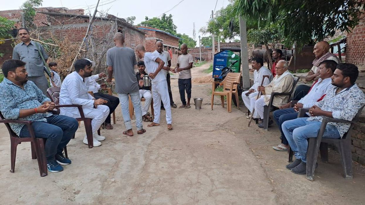 -भभुआ प्रखंड क़े बहुअन गाँव मे शोक संवेदना व्यक्त करने पहुचे जिला परिषद सदस्य विकास सिंह उर्फ़ लल्लु प