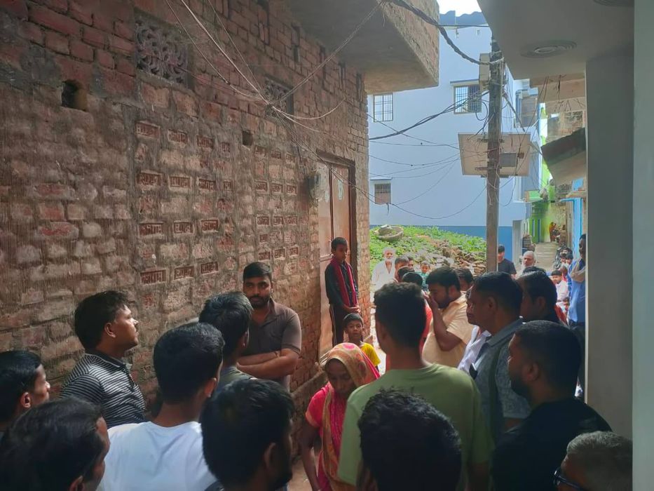 -बीते दिवस मोकरी गाँव के कबाड़ा व्यवसाई 35 वर्षीय अफसर आलम की हार्ट अटैक से मौत हो गई सूचना मिलते ही