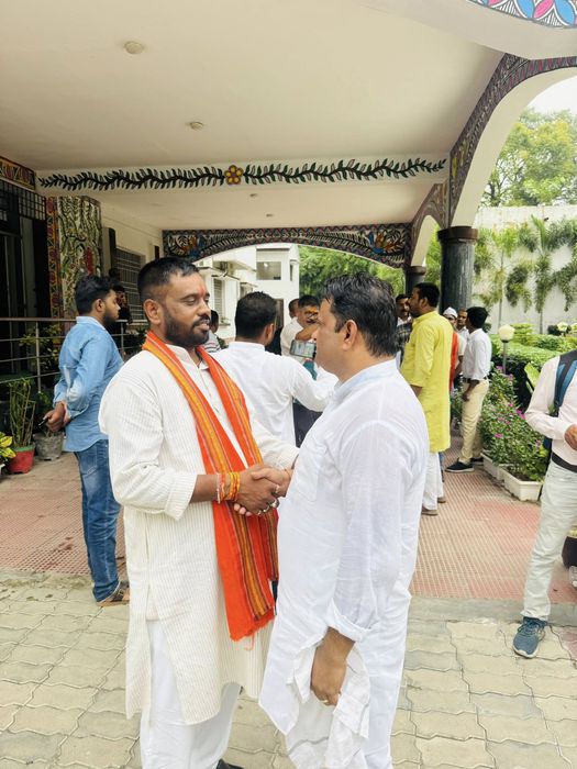 -विधानसभा क्षेत्र के भावी विधायक भाजपा प्रत्याशी मनोज कुमार राम जी ने बताया कि आज सिवान पहुंचने पर भ