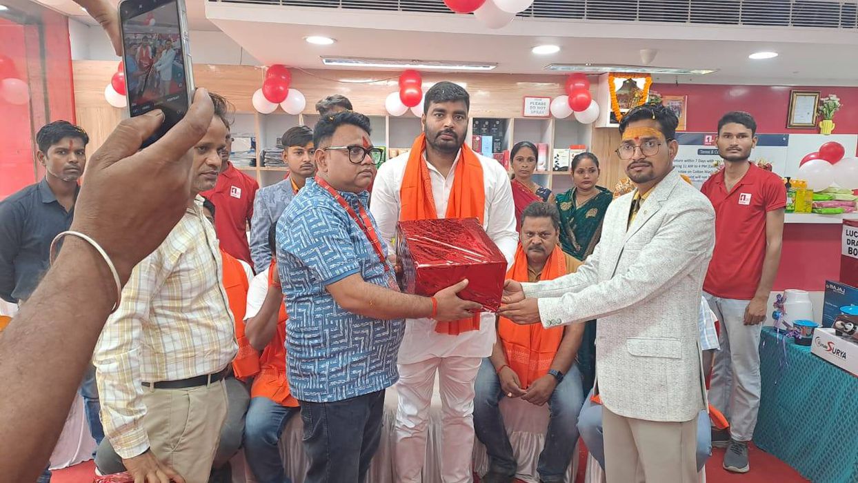 -जिला परिषद सदस्य भभुआ विकास सिंह उर्फ लल्लू पटेल ने बताया कि भभुआ शहर के पटेल चौक पर वन इंडिया फैशन