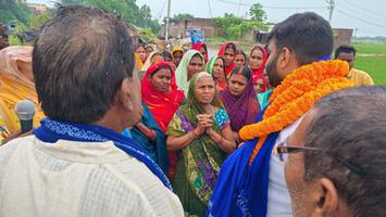 बारिश में भीगता जनसैलाब और अटूट समर्थन मिव पंचायत का विकास सिंह जी ने किया  धन्यवाद