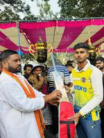 खिलाडियों का उत्साहवर्धन कर मनोज राम जी ने उपहार किए भेंट