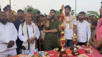 विकास सिंह- महुआरी गांव में सह पुरस्कार वितरण समारोह का आयोजन करके विजेता टीम को किया पुरस्कृत