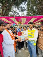 खिलाडियों का उत्साहवर्धन कर मनोज राम जी ने उपहार किए भेंट