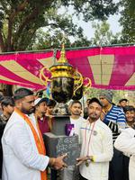 खिलाडियों का उत्साहवर्धन कर मनोज राम जी ने उपहार किए भेंट