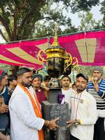 खिलाडियों का उत्साहवर्धन कर मनोज राम जी ने उपहार किए भेंट