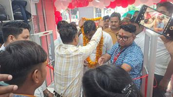 विकास सिंह- भभुआ शहर के पटेल चौक पर वन इंडिया फैशन मॉल का फीता काटकर किया उद्घाटन