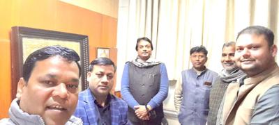 संजय कुमार- जंतर मंतर स्थित पार्टी कार्यालय में साथियों के साथ की वार्तालाप