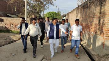 फर्रुखाबाद की कायमगंज विधानसभा में प्रदेश सचिव सपा सर्वेश अम्बेडकर जी ने अचरा जोन में किया लोगों से जनसंपर्क