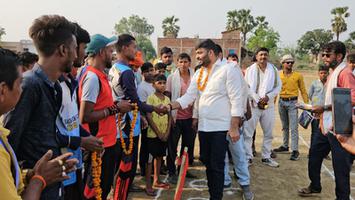 भभुआ जिला परिषद् विकास सिंह द्वारा आयोजित क्रिकेट टूर्नामेंट का फीता काटकर किया उद्घाटन