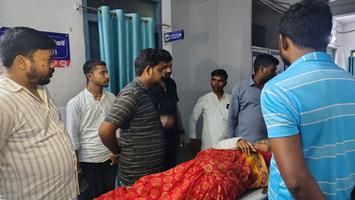 विकास सिंह- धरती माता का दर्शन करके लौट रहे यात्रियों की गाड़ी चाट में पलटी, कई श्रद्धालु हुए घायल