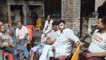 विकास सिंह- बेतरी गांव में शोकाकुल परिवार से मिलकर बब्बन सिंह के पिता के निधन पर जताई संवेदना