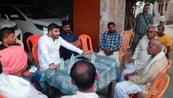 विकास सिंह- नउवाझोटी पहुंचकर  संतोष कुमार के परिजनों से जताई संवेदना, ग्रामीणों ने किया स्वागत