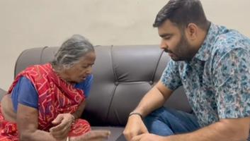 विकास सिंह- आवास पर फरियाद लेकर पहुंची बुजुर्ग महिला, सुनी समस्या और दिलाया भरोसा