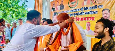 पंडित दीनदयाल उपाध्याय जी के जयंती के उपलक्ष्य में सफाई कार्यक्रम, पौधारोपण एवं पुष्पांजलि कार्यक्रम का हुआ आयोजन