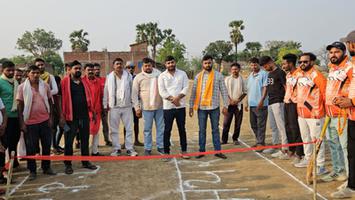 भभुआ जिला परिषद् विकास सिंह द्वारा आयोजित क्रिकेट टूर्नामेंट का फीता काटकर किया उद्घाटन