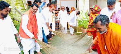 पंडित दीनदयाल उपाध्याय जी के जयंती के उपलक्ष्य में सफाई कार्यक्रम, पौधारोपण एवं पुष्पांजलि कार्यक्रम का हुआ आयोजन