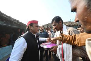 सर्वेश अम्बेडकर- मध्य प्रदेश के चुनावी दौरे में सपा के राष्ट्रीय अध्यक्ष अखिलेश यादव हुए शामिल, सूरजपुर ग्राम-वासियों से की मुलाकात