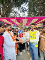 खिलाडियों का उत्साहवर्धन कर मनोज राम जी ने उपहार किए भेंट