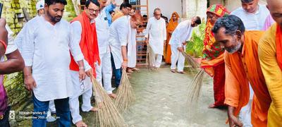 पंडित दीनदयाल उपाध्याय जी के जयंती के उपलक्ष्य में सफाई कार्यक्रम, पौधारोपण एवं पुष्पांजलि कार्यक्रम का हुआ आयोजन
