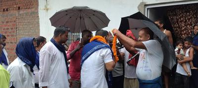 बारिश में भीगता जनसैलाब और अटूट समर्थन मिव पंचायत का विकास सिंह जी ने किया  धन्यवाद