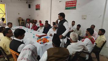 सर्वेश अम्बेडकर-  फर्रुखाबाद समाजवादी पार्टी जिला कार्यालय पर पार्टी पदाधिकारियों की हुई  बैठक
