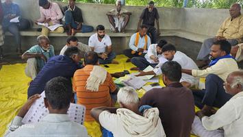 विकास सिंह जी ने हर एक बूथ के लोगो के साथ बैठक कर मतदाता सूची से मिलाया नाम