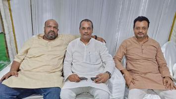 संजय कुमार- श्याम रजक जी की धर्मपत्नी स्व. अलका रजक जी के प्रार्थना सभा में हुए शामिल