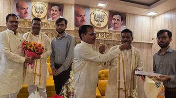 आदरणीय विजय प्रताप सिंह जी को जन्मदिवस की हार्दिक शुभकामनाएँ