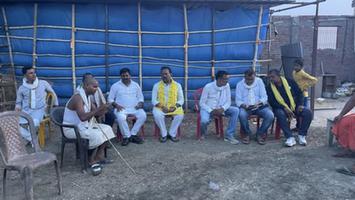 विश्वनाथ राम - धरनीपुर गांव में विजय यादव जी की माता जी के निधन पर शोक संवेदना