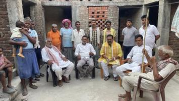 विश्वनाथ राम - चिलबिला गांव में अरविंद सिंह कुशवाहा जी के निधन पर शोक संवेदना एवं सहायता