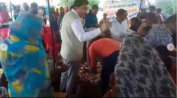 राजीव द्विवेदी - गंगा की बाढ़ प्रभावित बिठूर क्षेत्र में कांग्रेस जनों द्वारा राहत शिविर एवं सहायता वितरण