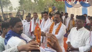 विश्वनाथ राम -  चमीला गांव में क्रिकेट टूर्नामेंट के फाइनल मुकाबले में सहभागिता