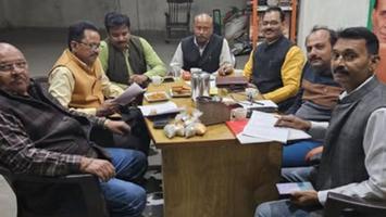 विजय कुमार भुर्जी - SIR संयोजक की भूमिका में मध्य मंडल 1, 2 और 3 के कार्यकर्ताओं के साथ बैठक