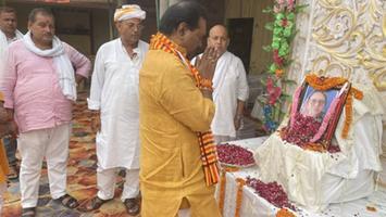 विश्वनाथ राम - कोरानसराय में हरेंद्र नाथ तिवारी जी के श्राद्ध कर्म में सम्मिलित हुआ