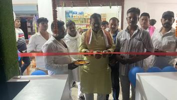 विश्वनाथ राम - कोरानसराय में मोबाइल दुकान का उद्घाटन