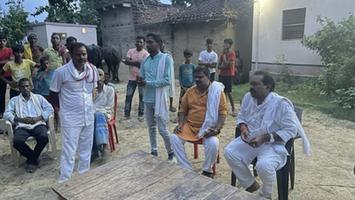 विश्वनाथ राम - गोसइसी डेहरा गांव में चौधरी भाइयों के साथ विचार-विमर्श