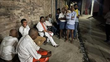 विश्वनाथ राम - कथराई गाँव में सड़क दुर्घटना में रविन्द्र पाल की मृत्यु – परिजनों से मिलकर संवेदना व्यक्त की