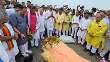 विजय कुमार भुर्जी - भाग्यवती देवी जी को अंतिम विदाई, बिजनौर गंगा घाट पर श्रद्धांजलि