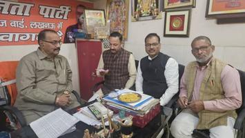 विजय कुमार भुर्जी - मध्य विधानसभा क्षेत्र में SIR अभियान को गति देते हुए माननीय पार्षदगण से मुलाकात