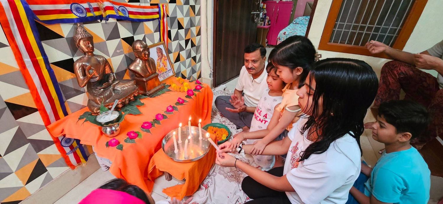 -महाकारुणिक भगवान बुद्ध के पावन जन्मोत्सव “बुद्ध पूर्णिमा” के अवसर पर डीपी भारती जी ने अपने परिवार स