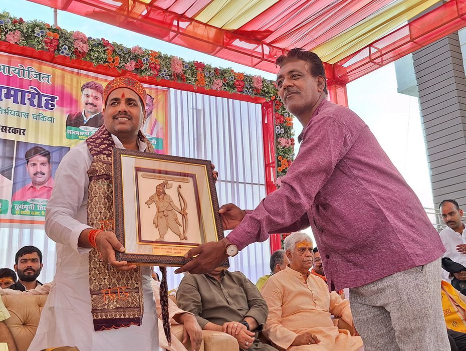 -आज जनपद चंदौली के नगर पंचायत चकिया के लक्ष्मी पैलेस लॉन में ब्राह्मण समाज द्वारा होली मिलन एवं सम्म