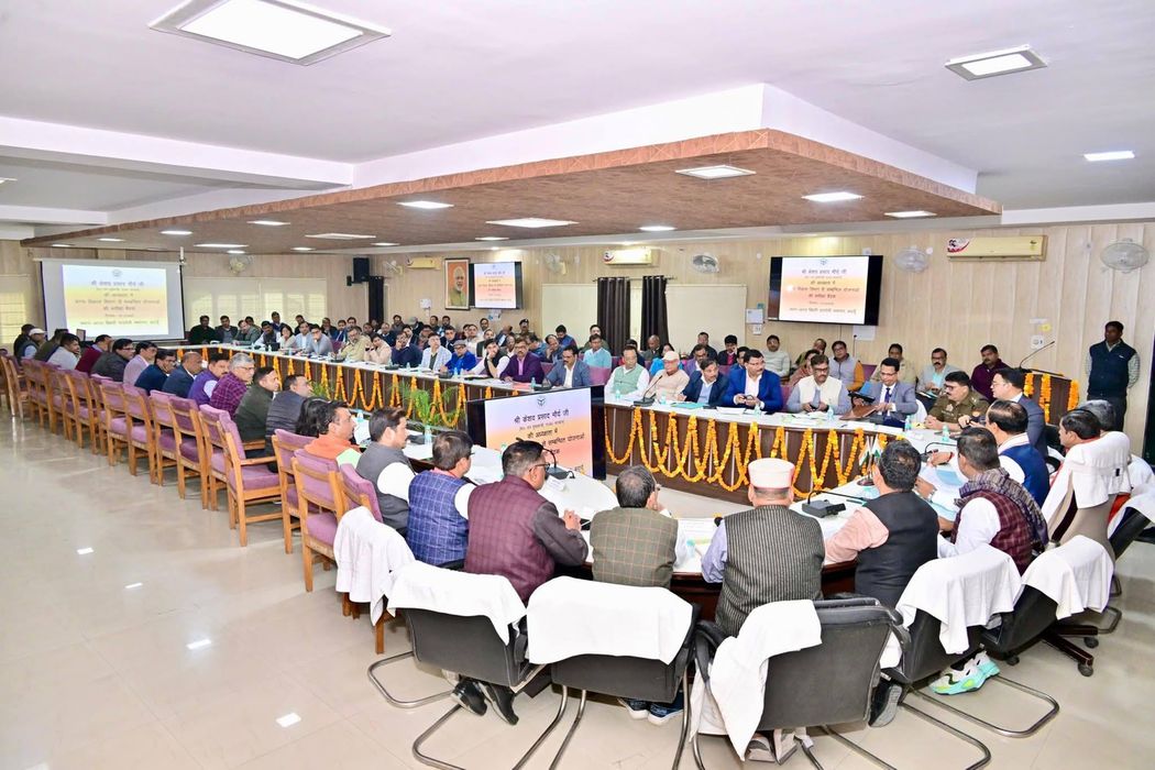 -बदायूँ कलेक्ट्रेट सभागार में आज जनपद स्तरीय प्रशासनिक समीक्षा बैठक का आयोजन किया गया। इस महत्वपूर्ण