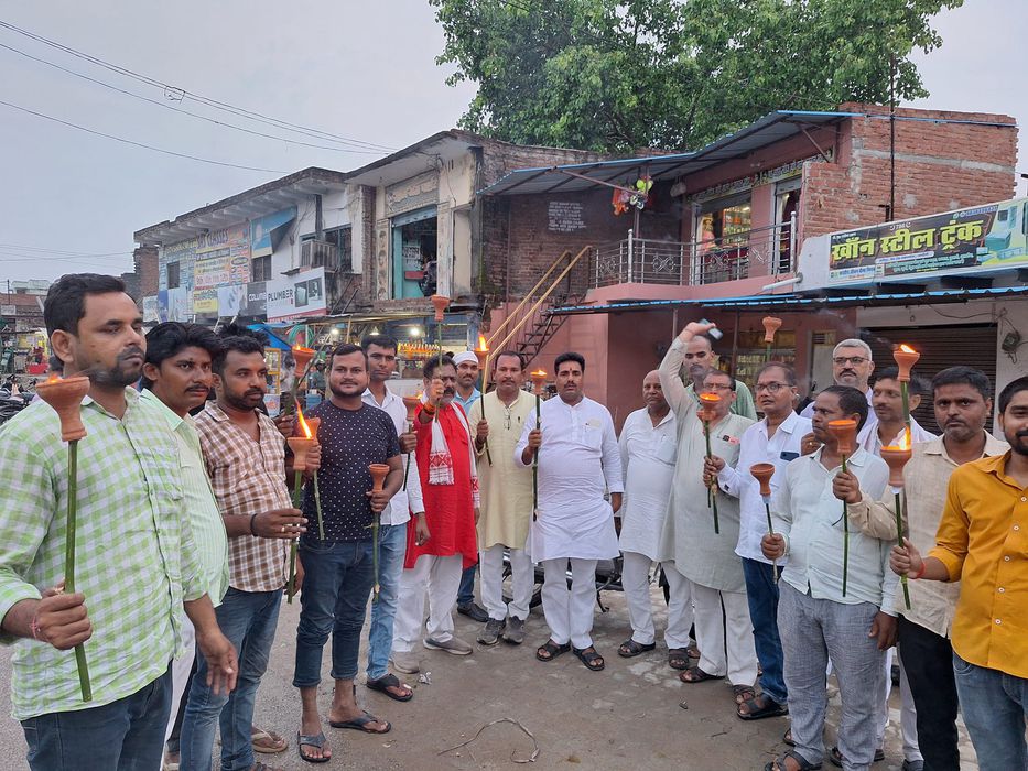 -कारगिल युद्ध विजय दिवस के अवसर पर विगत दिवस देर शाम भाजपा युवा मोर्चा द्वारा चंदौली के सकलडीहा कस्ब