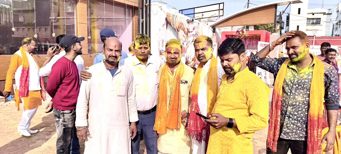 -होली के पावन अवसर पर छाजन स्थित अपने आवास पर सामाजिक एवं राजनीतिक कार्यों में सक्रिय नेता सचिन राम 
