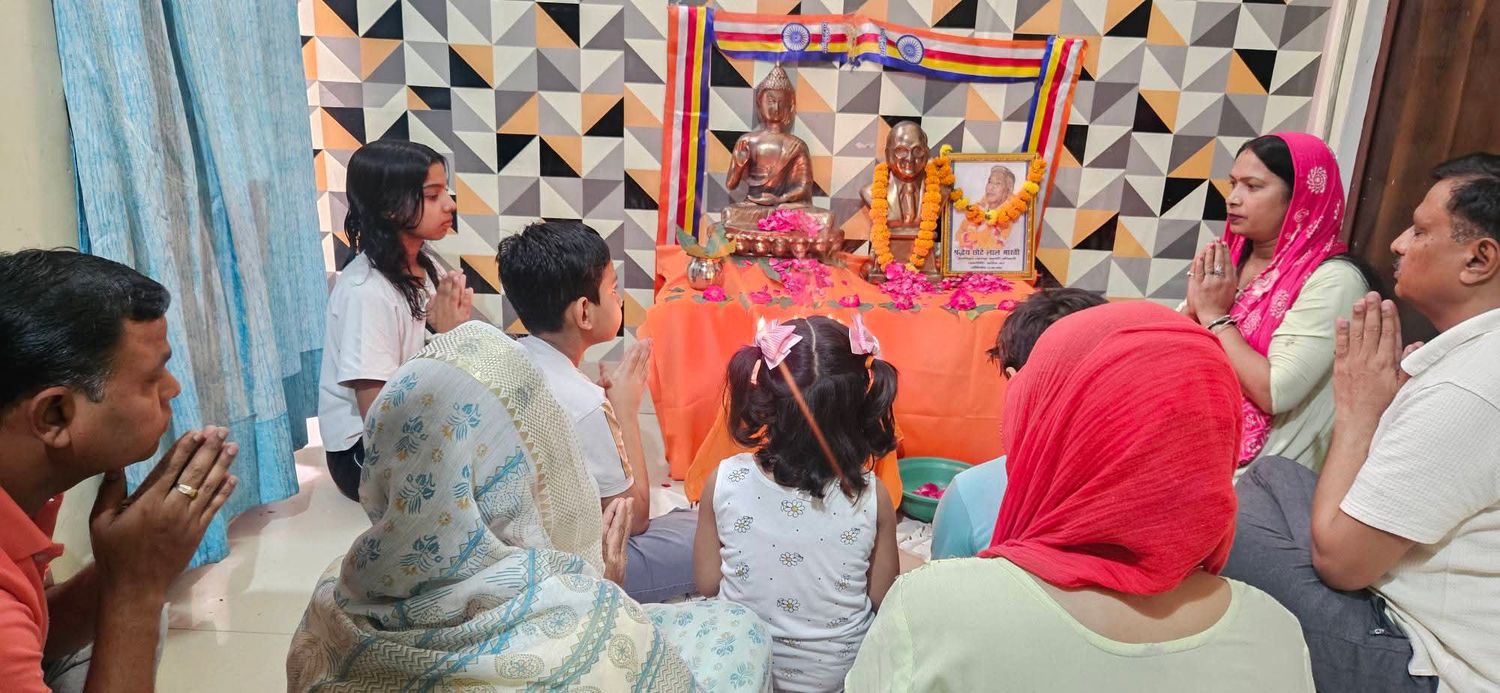 -महाकारुणिक भगवान बुद्ध के पावन जन्मोत्सव “बुद्ध पूर्णिमा” के अवसर पर डीपी भारती जी ने अपने परिवार स