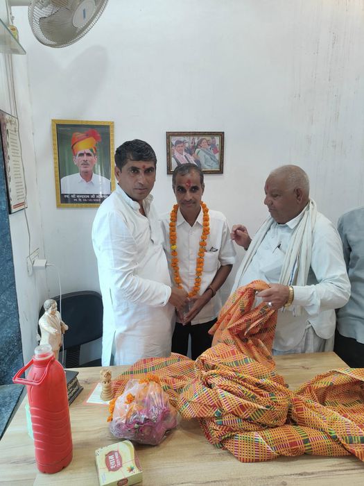 -किसान नेता श्यामलाल जोकचन्द्र जी ने अपने प्रिय मित्र बरखेड़ा पंथ के पूर्व सरपंच दिनेश कारपेंटर जी स