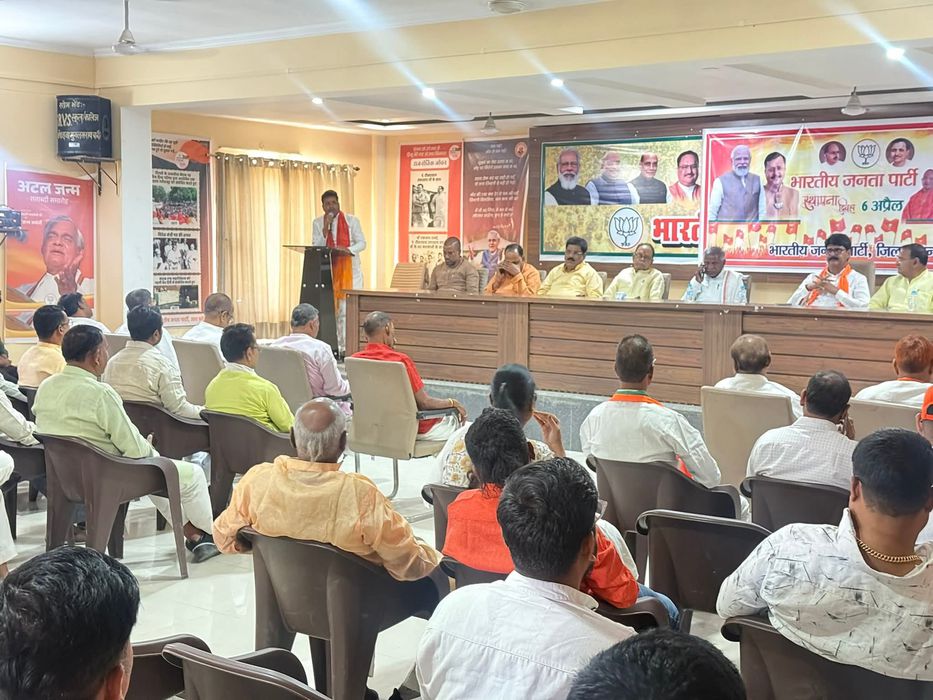 -जनपद चन्दौली मुख्यालय स्थित भारतीय जनता पार्टी के जिला कार्यालय में आयोजित स्थापना दिवस समारोह में 