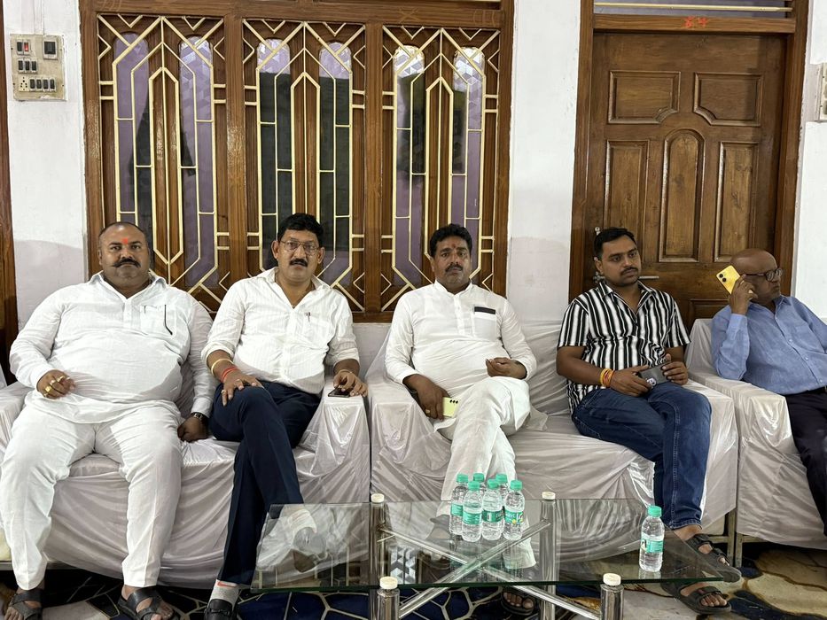 -पूर्व विधानसभा प्रत्याशी सकलडीहा के राजनेता सूर्यमुनि तिवारी जी ने बताया कि आज विधानसभा मुगलसराय (प