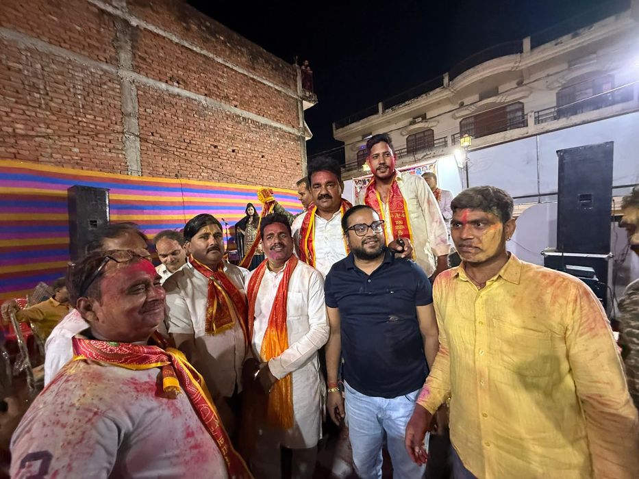 -जनपद चन्दौली मुख्यालय स्थित चन्दौली रेस्टोरेंट में ब्राह्मण समाज द्वारा आयोजित होली मिलन समारोह में